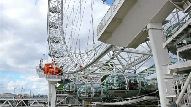 Verenigd Koninkrijk, Londen-14 juni 2015: Close View van het Millennium Wheel, London Eye — Stockvideo