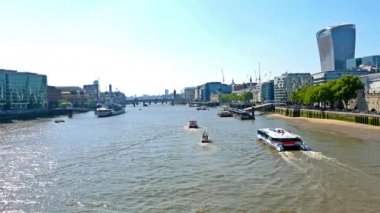 Önünden geçen bir tekne ile Londra'da Tames Nehri görünümü