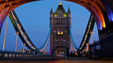 Londra'da gece Kulesi Köprüsü görünümü