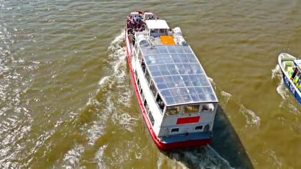 Primer plano de un barco con pasajeros navegando por el río Támesis, Londres — Vídeos de Stock