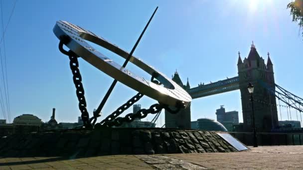 Dolly a Tower Bridge en Londres con el reloj de sol en frente — Vídeos de Stock