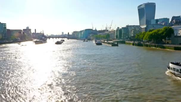 Widok na rzekę Tames w Londynie z łodzią przechodzącą przed — Wideo stockowe