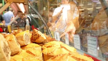 Londra, İngiltere'deki Borough Market'te ekmekle vitrin