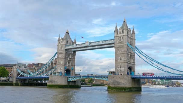 Widok na wieżę Tower Bridge w Londynie — Wideo stockowe