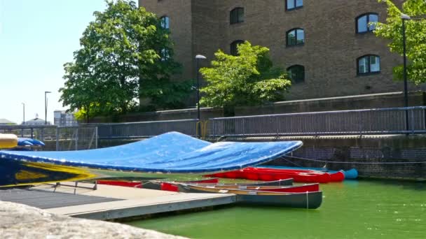 Vue sur la rivière Tames sous la jetée à Londres, Royaume-Uni — Video