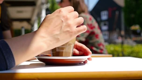 Estilo de vida em Londres. Rostos irreconhecíveis de mulheres sentadas em um café, xícara de café na frente — Vídeo de Stock