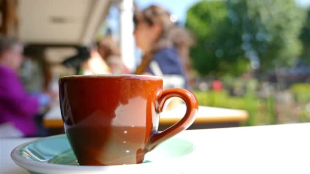 Londons Lebensstil. Unerkennbare Gesichter von Frauen, die in einem Café sitzen, Kaffeetasse vor sich — Stockvideo