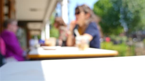 Estilo de vida em Londres. Rostos irreconhecíveis de mulheres sentadas em um café, xícara de café na frente — Vídeo de Stock