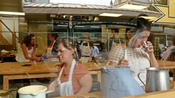 REINO UNIDO, LONDRES - 14 de junio de 2015: estilo de vida londinense. Gente aprendiendo a hacer pan en una panadería en Borough Market, Londres — Vídeos de Stock