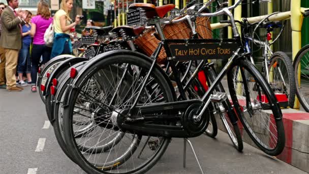 Wielka Brytania, Londyn-15 czerwca 2015: londyński styl życia. Kobiety z rowerami w pobliżu Borough Market in London, Wielka Brytania — Wideo stockowe