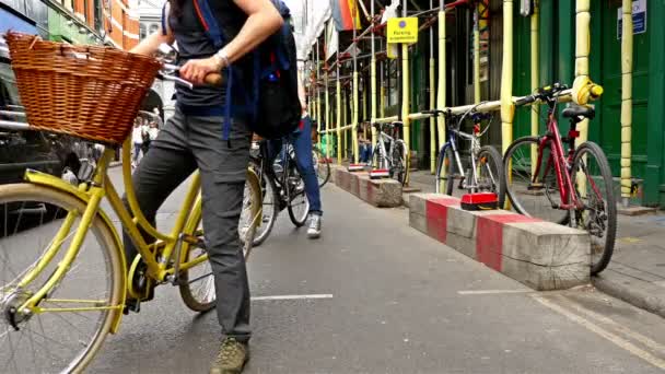 Wielka Brytania, Londyn-15 czerwca 2015: londyński styl życia. Kobiety z rowerami w pobliżu Borough Market in London, Wielka Brytania — Wideo stockowe