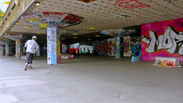 REINO UNIDO, LONDRES - 16 DE JUNHO DE 2015: Estilo de vida londrino. Patinadores no famoso parque de skate undercroft em Southbank Centre, Londres — Vídeo de Stock