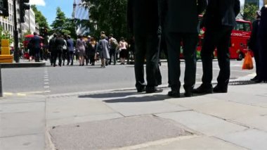 İngiltere, Londra - 12 Haziran 2015: Londra'da karşıdan karşıya geçen ler, İngiltere. Kalabalık yaya geçidi. Şehir hayatı