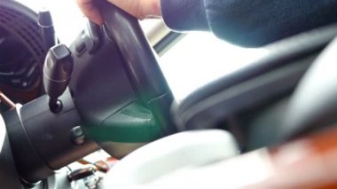 Bir arabayı kullanan adam. Direksiyon altında göster.