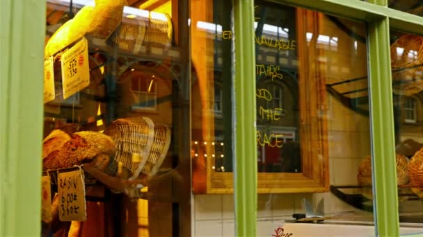 Verenigd Koninkrijk, Londen-13 juni 2015: Londen lifestyle. Reflecties van mensen op Windows van een bakkerij in Covent Garden Market. — Stockvideo