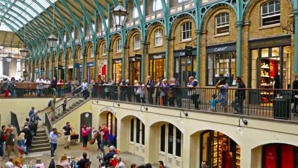 UNITED KINGDOM, LONDON - JUNE 13, 2015: London lifestyle. Musicians entertain the audience in Covent Garden market — Stock Video