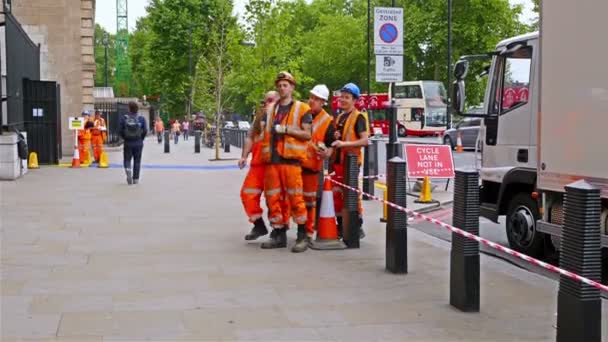 Сполучене Королівство, Лондон-13 червня 2015: Лондонський стиль життя. Робітники, що приймають селфі з стільникового телефону поблизу Біг-Бена в Лондоні, Англія — стокове відео