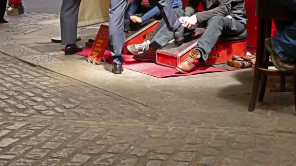 REINO UNIDO, LONDRES - 13 DE JUNHO DE 2015: Estilo de vida londrino. Shoeshiners trabalhando em um mercado em Londres, Reino Unido — Vídeo de Stock