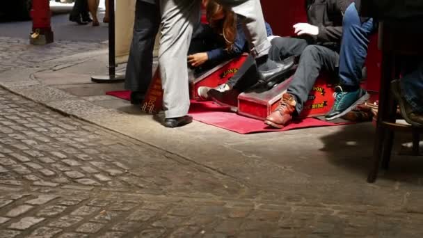 Egyesült Királyság, London-június 13, 2015: London életmód. Shoeshiners dolgozik egy olyan piacon, London, Egyesült Királyság — Stock videók