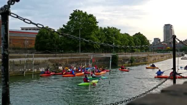 Verenigd Koninkrijk, Londen-12 juni 2015: Londen lifestyle. Kano ploegen die een spel spelen in de Thames, Londen — Stockvideo