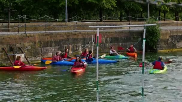 REINO UNIDO, LONDRES - 12 de junio de 2015: estilo de vida londinense. Equipos de canoa jugando un juego en River Thames, Londres — Vídeo de stock