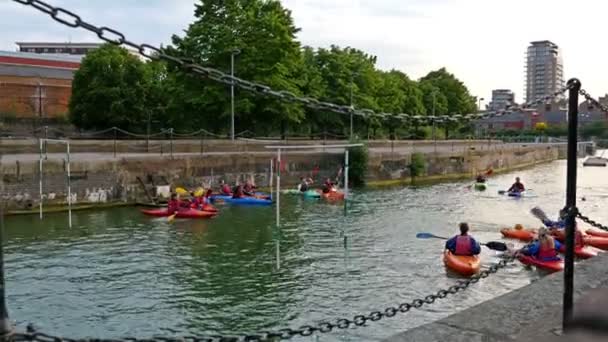 REINO UNIDO, LONDRES - 12 de junio de 2015: estilo de vida londinense. Equipos de canoa jugando un juego en River Thames, Londres — Vídeos de Stock