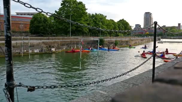 REINO UNIDO, LONDRES - 12 de junio de 2015: estilo de vida londinense. Equipos de canoa jugando un juego en River Thames, Londres — Vídeos de Stock