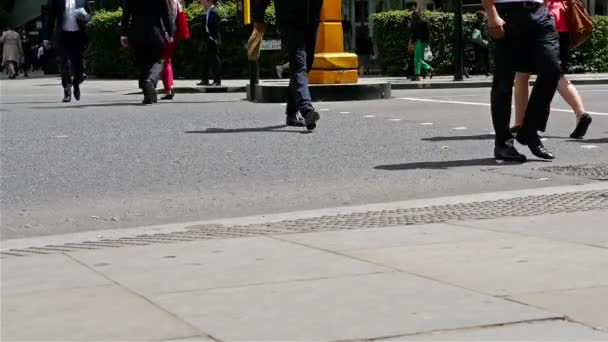 Menschen überqueren die Straße in London City, England. Überfüllter Fußgängerüberweg. Leben in der Stadt — Stockvideo