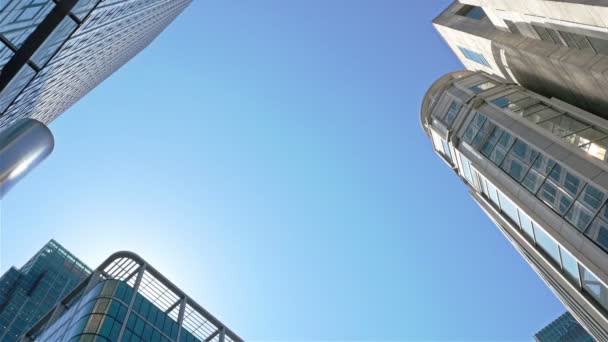 Низкий угол обзора современных небоскребов в Лондоне, турист фотографирует их — стоковое видео