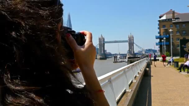 Τουριστική γυναίκα λήψη φωτογραφίας της Tower Bridge και το Shard στην πόλη του Λονδίνου, Ηνωμένο Βασίλειο — Αρχείο Βίντεο