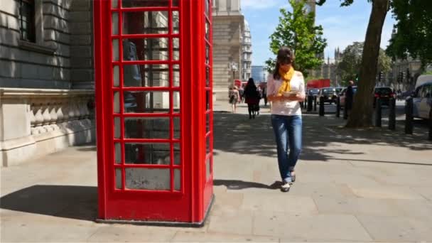 Zblízka turistické ženy při pohledu na mapu z London, Velká Británie — Stock video