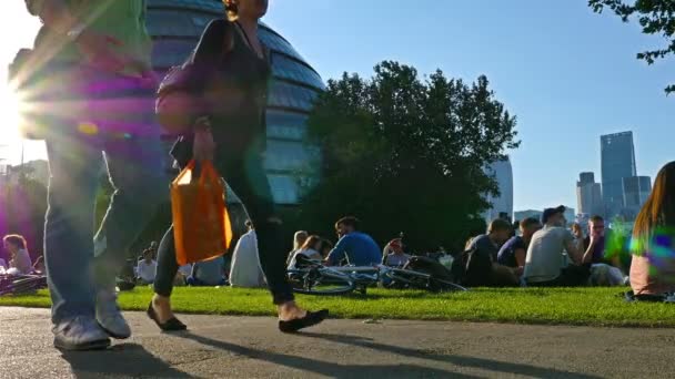 REINO UNIDO, LONDRES - 10 DE JUNHO DE 2015: Fechar os olhos de uma turista que olha para um mapa de Londres, Reino Unido — Vídeo de Stock