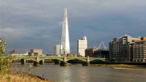 Θέα προς το θραύσμα αγγείου, Τάμεσης και Southwark γέφυρα στο Λονδίνο, Ηνωμένο Βασίλειο — Αρχείο Βίντεο