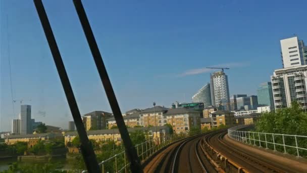 REINO UNIDO, LONDRES - 15 DE JUNIO DE 2015: Tren pasando por edificios residenciales, moviéndose hacia el centro de Londres, Reino Unido — Vídeo de stock