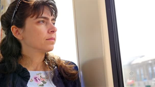 Γυναίκα που κάθεται σε ένα κινούμενο τρένο και ψάχνει έξω, Λονδίνο, Ηνωμένο Βασίλειο — Αρχείο Βίντεο