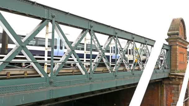 REINO UNIDO, LONDRES - 15 DE JUNIO DE 2015: Tren en movimiento sobre un puente sobre el río Támesis, Londres, Reino Unido — Vídeo de stock