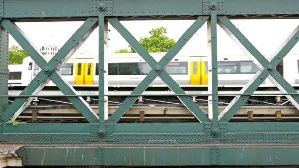 UNITED KINGDOM, LONDON - 15 июня 2015 года: Train движется по мосту через реку Thames, Лондон, Великобритания — стоковое видео
