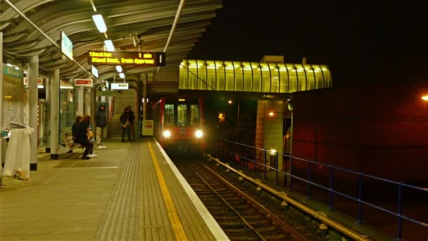 United Kingdom, London - 15. Juni 2015: Zug hält nachts auf einem Bahnhof in London, United Kingdom — Stockvideo