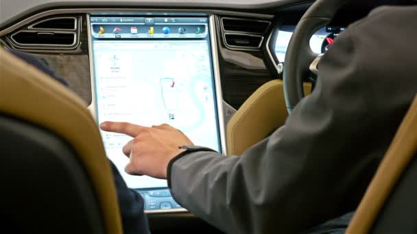 Storbritannien, London - 15 juni 2015: Man visar den senaste tekniken inom fordonsindustrin - styrelsen datorsystem — Stockvideo