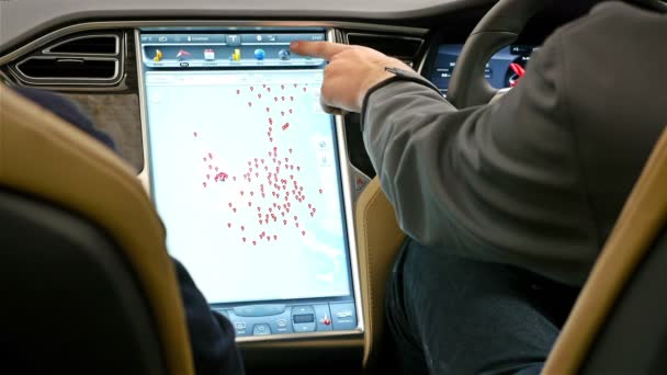 REGNO UNITO, LONDRA - 15 GIUGNO 2015: Uomo che mostra la più recente tecnologia nel settore automobilistico - sistema di schede informatiche — Video Stock