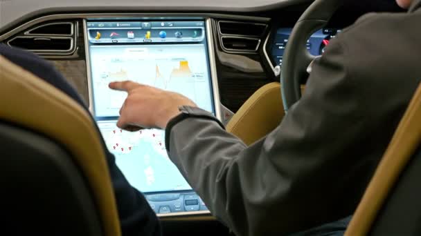 REGNO UNITO, LONDRA - 15 GIUGNO 2015: Uomo che mostra la più recente tecnologia nel settore automobilistico - sistema di schede informatiche — Video Stock