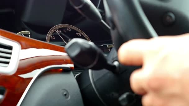 Un uomo che guida un'auto. Vista sotto il volante . — Video Stock