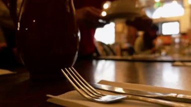 Bir restoranda akşam yemeği. Gruba yemek ve konuşmak. Gurme yiyecekler. Bıçak ve çatal önde