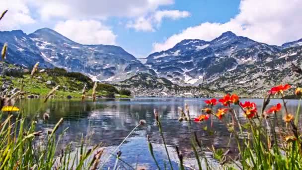 Прошло время красивого горного ландшафта с озером в горах Пирин, Болгария — стоковое видео
