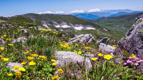 Bulutlar güzel dağ manzarası içinde Rila Dağı, Bulgaristan üzerinden hareket zaman atlamalı — Stok video