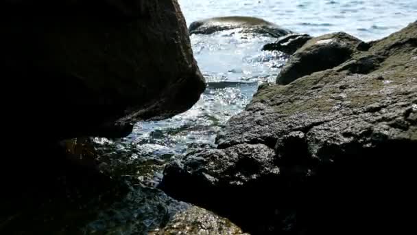 岩の海を取り巻く海の水の背景 — ストック動画