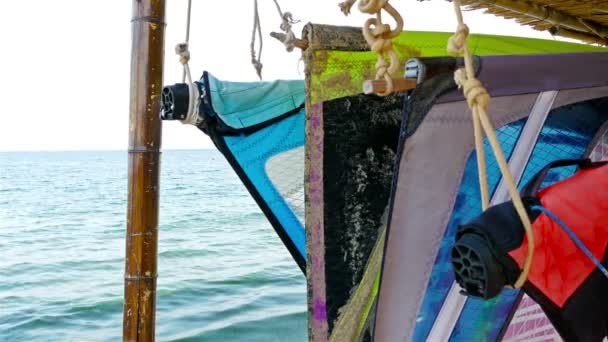 滑浪风帆齿轮挂在海滩上 — 图库视频影像