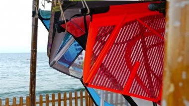 Rüzgar Sörfü dişli bir deniz plaj üzerinde asılı