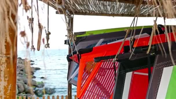 Windsurfing εργαλείων κρέμεται σε μια παραλία στη θάλασσα — Αρχείο Βίντεο