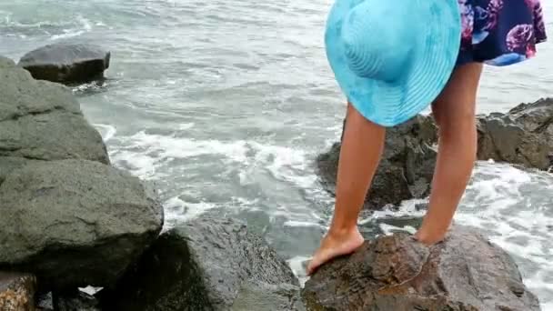 Patas femeninas desnudas pasando por la costa rocosa del mar — Vídeo de stock